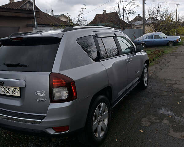 Серый Джип Компас, объемом двигателя 2 л и пробегом 280 тыс. км за 10500 $, фото 3 на Automoto.ua