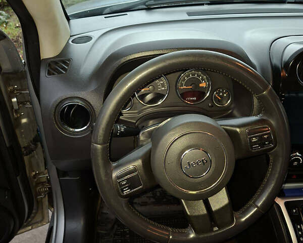 Серый Джип Компас, объемом двигателя 2 л и пробегом 280 тыс. км за 10500 $, фото 9 на Automoto.ua