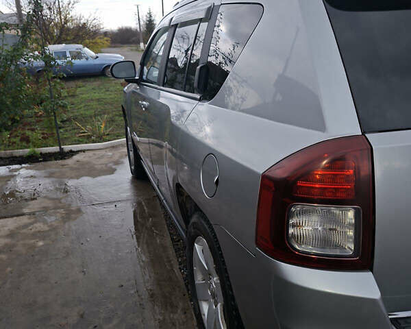 Серый Джип Компас, объемом двигателя 2 л и пробегом 280 тыс. км за 10500 $, фото 2 на Automoto.ua