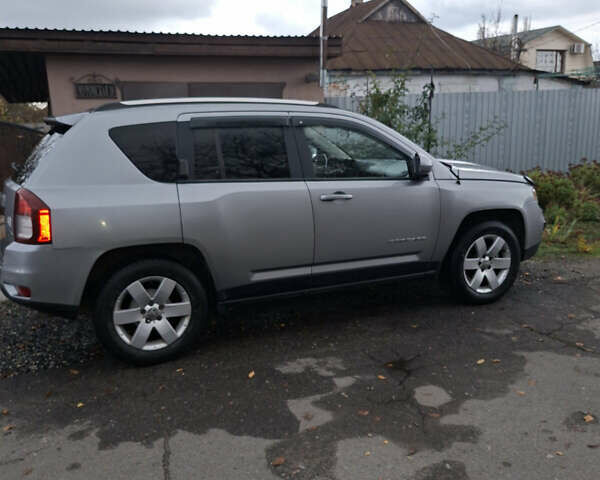 Серый Джип Компас, объемом двигателя 2 л и пробегом 280 тыс. км за 10500 $, фото 4 на Automoto.ua