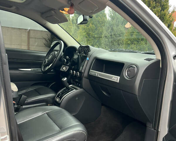 Сірий Джип Compass, об'ємом двигуна 2.36 л та пробігом 185 тис. км за 9700 $, фото 12 на Automoto.ua