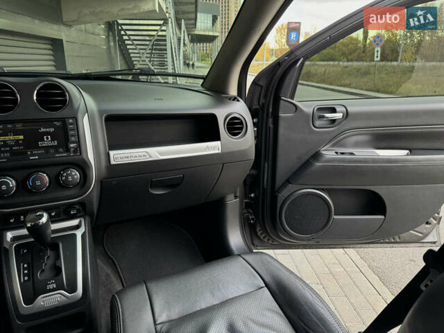 Джип Компас 2015 в Киеве на Automoto.ua Серый Джип Компас, объемом двигателя 2.36 л и пробегом 183 тыс. км за 10900 $, фото 17 на Automoto.ua