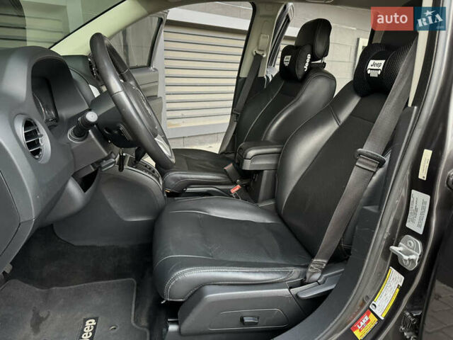Джип Компас 2015 в Киеве на Automoto.ua Серый Джип Компас, объемом двигателя 2.36 л и пробегом 183 тыс. км за 10900 $, фото 9 на Automoto.ua