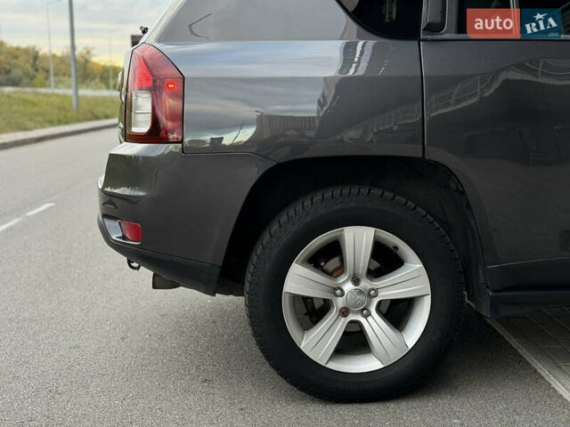 Джип Компас 2015 в Киеве на Automoto.ua Серый Джип Компас, объемом двигателя 2.36 л и пробегом 183 тыс. км за 10900 $, фото 5 на Automoto.ua