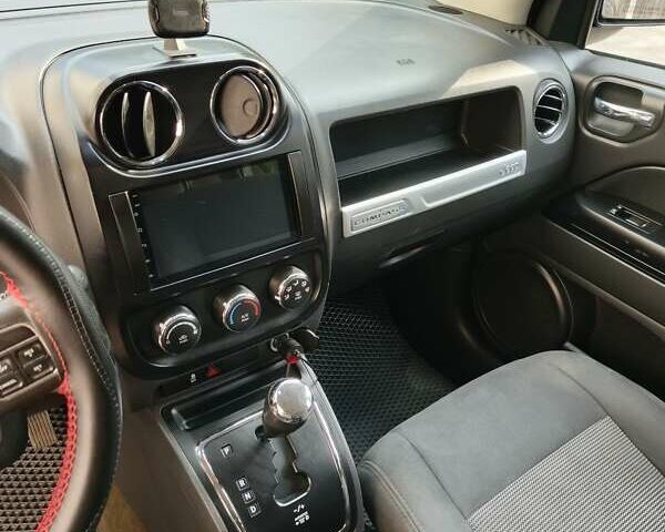 Сірий Джип Compass, об'ємом двигуна 2.4 л та пробігом 152 тис. км за 12500 $, фото 2 на Automoto.ua
