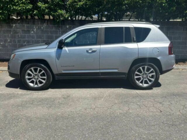 Серый Джип Компас, объемом двигателя 2.4 л и пробегом 73 тыс. км за 12800 $, фото 3 на Automoto.ua