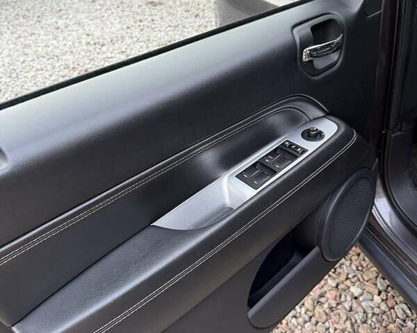 Серый Джип Компас, объемом двигателя 2.36 л и пробегом 105 тыс. км за 11300 $, фото 7 на Automoto.ua