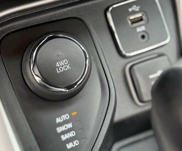 Серый Джип Компас, объемом двигателя 2.36 л и пробегом 100 тыс. км за 13800 $, фото 12 на Automoto.ua