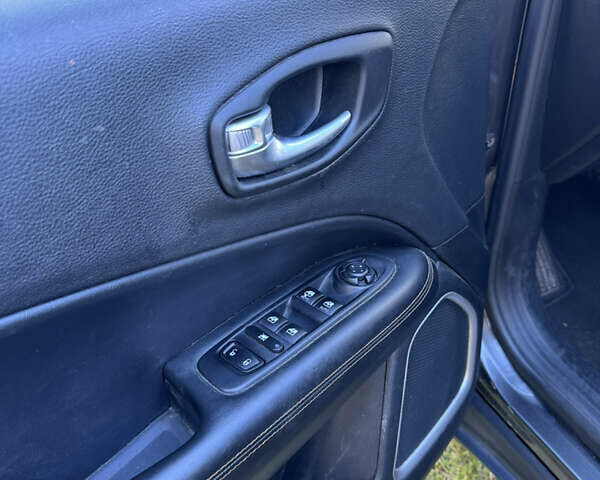 Джип Компас 2018 в Киеве на Automoto.ua Серый Джип Компас, объемом двигателя 2.4 л и пробегом 144 тыс. км за 15800 $, фото 19 на Automoto.ua