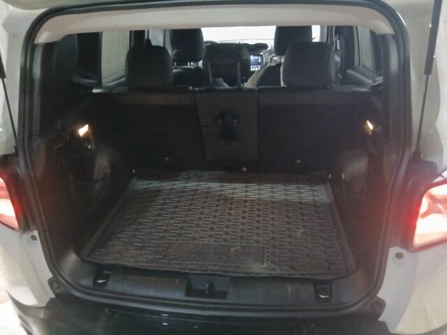 Белый Джип Другая, объемом двигателя 2.4 л и пробегом 173 тыс. км за 13400 $, фото 6 на Automoto.ua