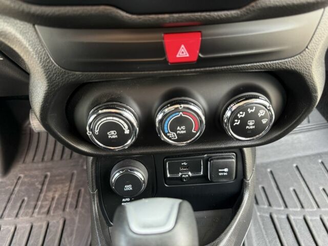 Білий Джип Інша, об'ємом двигуна 2.4 л та пробігом 177 тис. км за 13900 $, фото 17 на Automoto.ua