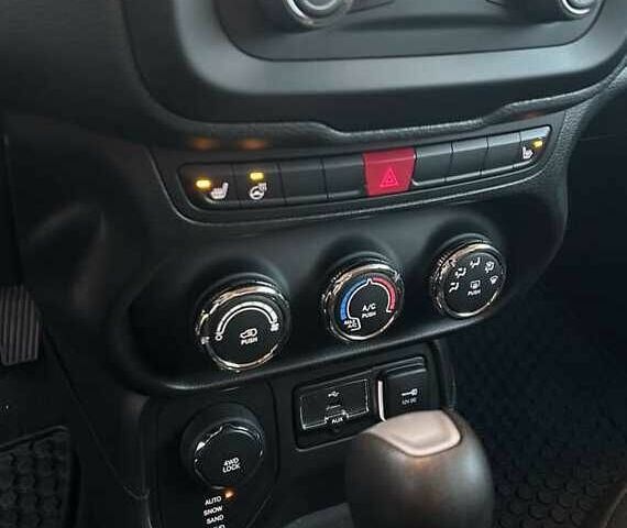 Белый Джип Другая, объемом двигателя 2.4 л и пробегом 77 тыс. км за 8600 $, фото 12 на Automoto.ua