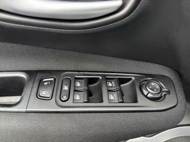 Белый Джип Другая, объемом двигателя 2.4 л и пробегом 32 тыс. км за 4000 $, фото 7 на Automoto.ua