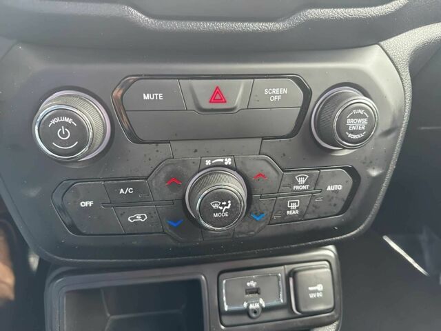 Белый Джип Другая, объемом двигателя 2.4 л и пробегом 32 тыс. км за 4000 $, фото 6 на Automoto.ua