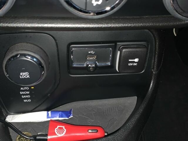 Черный Джип Другая, объемом двигателя 2.4 л и пробегом 213 тыс. км за 12000 $, фото 13 на Automoto.ua