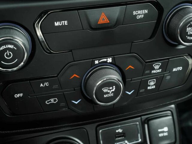 Черный Джип Другая, объемом двигателя 2.4 л и пробегом 44 тыс. км за 1100 $, фото 7 на Automoto.ua