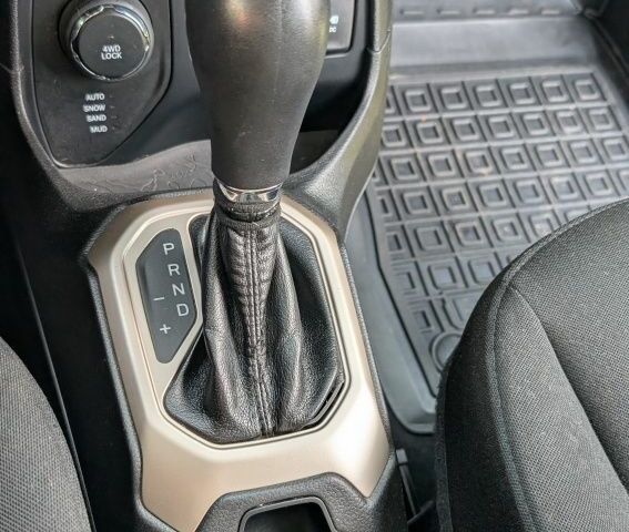 Сірий Джип Інша, об'ємом двигуна 2.4 л та пробігом 190 тис. км за 13400 $, фото 15 на Automoto.ua