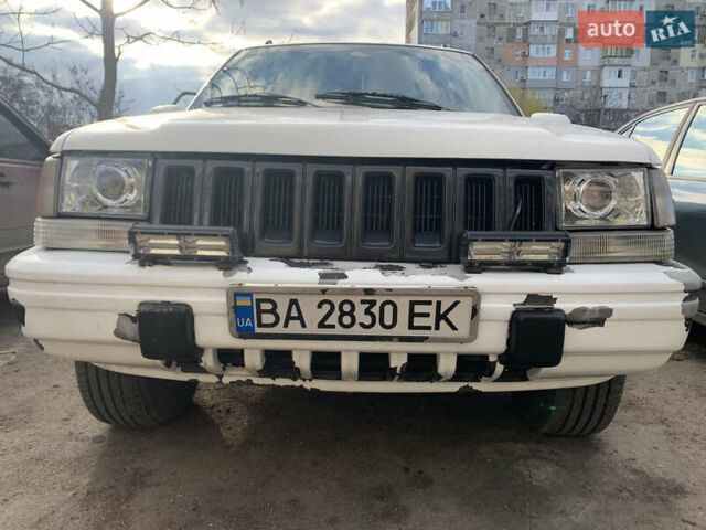 Білий Джип Grand Cherokee, об'ємом двигуна 5.2 л та пробігом 260 тис. км за 6500 $, фото 1 на Automoto.ua