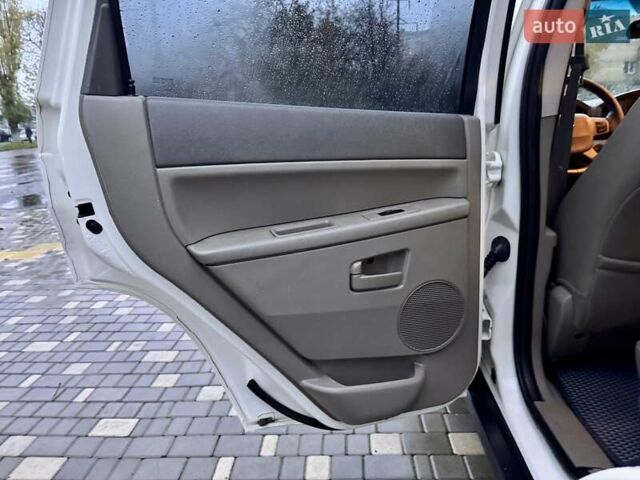 Белый Джип Гранд Чероки, объемом двигателя 4.7 л и пробегом 228 тыс. км за 7400 $, фото 61 на Automoto.ua