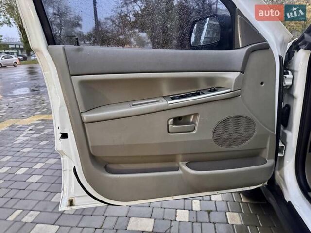 Белый Джип Гранд Чероки, объемом двигателя 4.7 л и пробегом 228 тыс. км за 7400 $, фото 33 на Automoto.ua