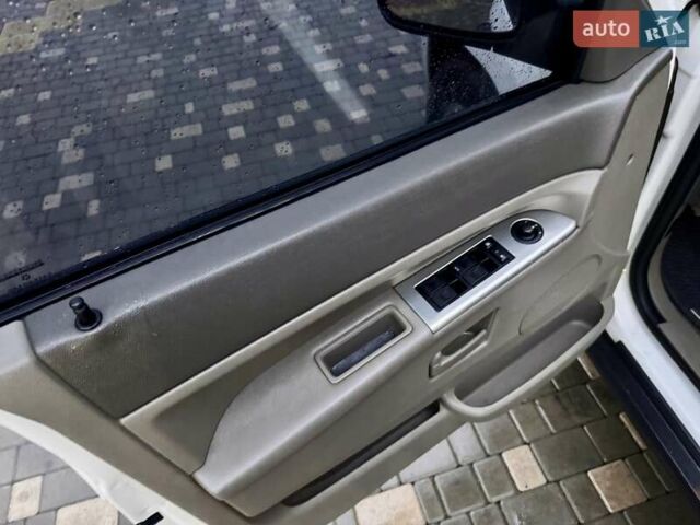 Белый Джип Гранд Чероки, объемом двигателя 4.7 л и пробегом 228 тыс. км за 7400 $, фото 32 на Automoto.ua