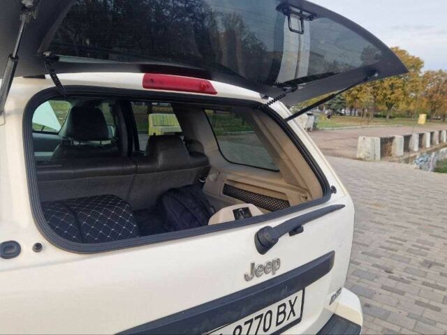 Джип Grand Cherokee 2008 у Дніпро (Дніпропетровську) на Automoto.ua Білий Джип Grand Cherokee, об'ємом двигуна 3 л та пробігом 230 тис. км за 9641 $, фото 13 на Automoto.ua