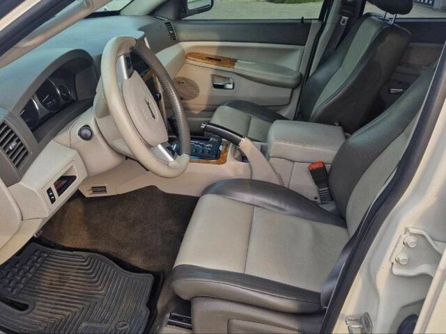 Джип Grand Cherokee 2008 у Дніпро (Дніпропетровську) на Automoto.ua Білий Джип Grand Cherokee, об'ємом двигуна 3 л та пробігом 230 тис. км за 9641 $, фото 5 на Automoto.ua