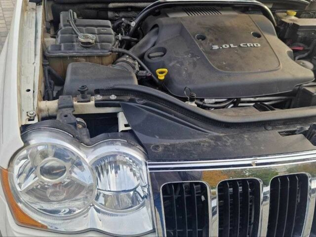 Джип Grand Cherokee 2008 у Дніпро (Дніпропетровську) на Automoto.ua Білий Джип Grand Cherokee, об'ємом двигуна 3 л та пробігом 230 тис. км за 9641 $, фото 10 на Automoto.ua