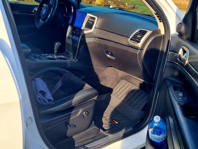 Белый Джип Гранд Чероки, объемом двигателя 3 л и пробегом 255 тыс. км за 20500 $, фото 2 на Automoto.ua