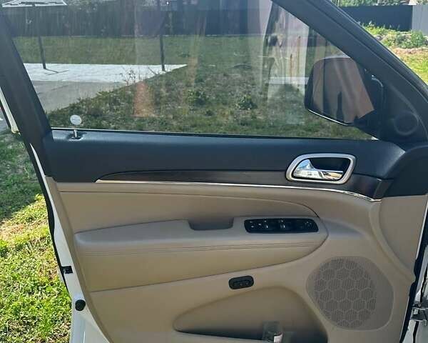 Джип Grand Cherokee 2013 у Житомирі на Automoto.ua Білий Джип Grand Cherokee, об'ємом двигуна 2.99 л та пробігом 232 тис. км за 20000 $, фото 5 на Automoto.ua