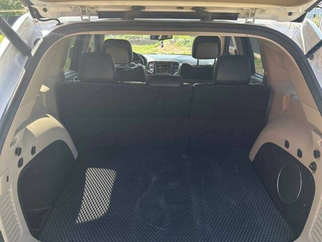 Джип Grand Cherokee 2013 у Житомирі на Automoto.ua Білий Джип Grand Cherokee, об'ємом двигуна 3 л та пробігом 232 тис. км за 20000 $, фото 15 на Automoto.ua