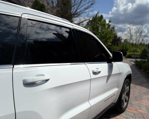 Белый Джип Гранд Чероки, объемом двигателя 2.99 л и пробегом 228 тыс. км за 19500 $, фото 3 на Automoto.ua