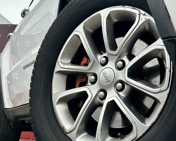 Білий Джип Grand Cherokee, об'ємом двигуна 3.6 л та пробігом 238 тис. км за 17000 $, фото 5 на Automoto.ua