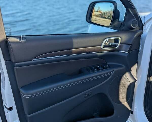 Білий Джип Grand Cherokee, об'ємом двигуна 2.99 л та пробігом 84 тис. км за 30000 $, фото 9 на Automoto.ua