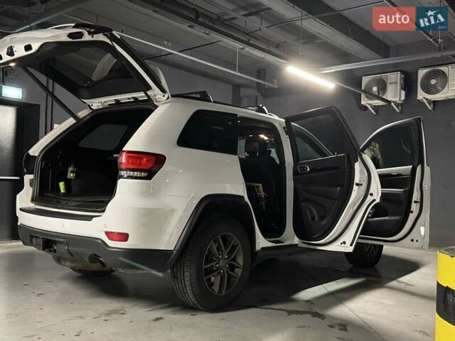 Джип Grand Cherokee 2016 у Києві на Automoto.ua Білий Джип Grand Cherokee, об'ємом двигуна 3.6 л та пробігом 246 тис. км за 20499 $, фото 23 на Automoto.ua