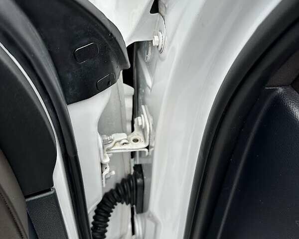 Белый Джип Гранд Чероки, объемом двигателя 3 л и пробегом 155 тыс. км за 22500 $, фото 3 на Automoto.ua