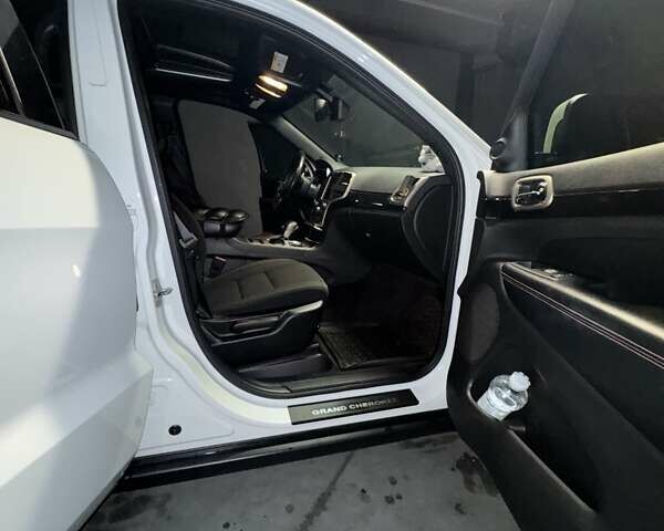 Джип Grand Cherokee 2016 у Києві на Automoto.ua Білий Джип Grand Cherokee, об'ємом двигуна 3.6 л та пробігом 246 тис. км за 20499 $, фото 8 на Automoto.ua