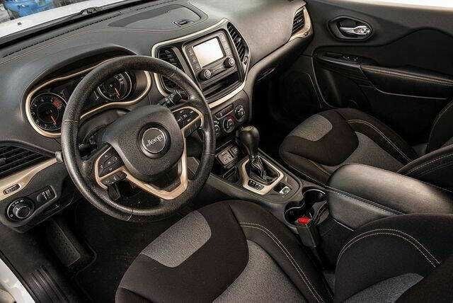 Білий Джип Grand Cherokee, об'ємом двигуна 2.4 л та пробігом 65 тис. км за 1900 $, фото 5 на Automoto.ua