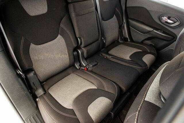 Білий Джип Grand Cherokee, об'ємом двигуна 2.4 л та пробігом 65 тис. км за 1900 $, фото 10 на Automoto.ua