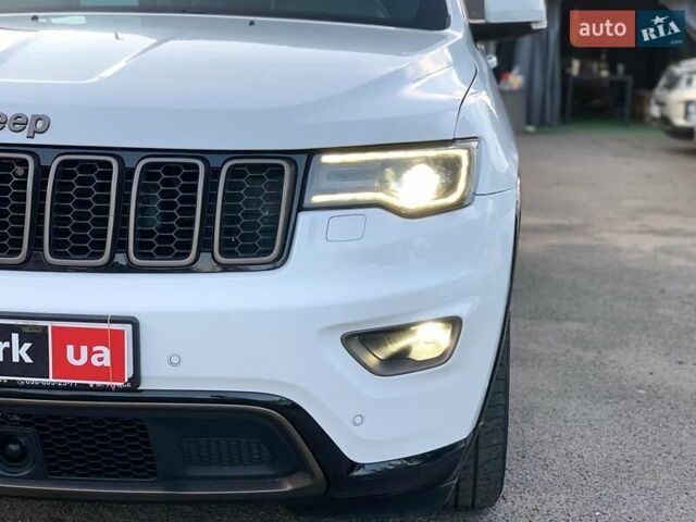 Білий Джип Grand Cherokee, об'ємом двигуна 3 л та пробігом 176 тис. км за 29440 $, фото 9 на Automoto.ua