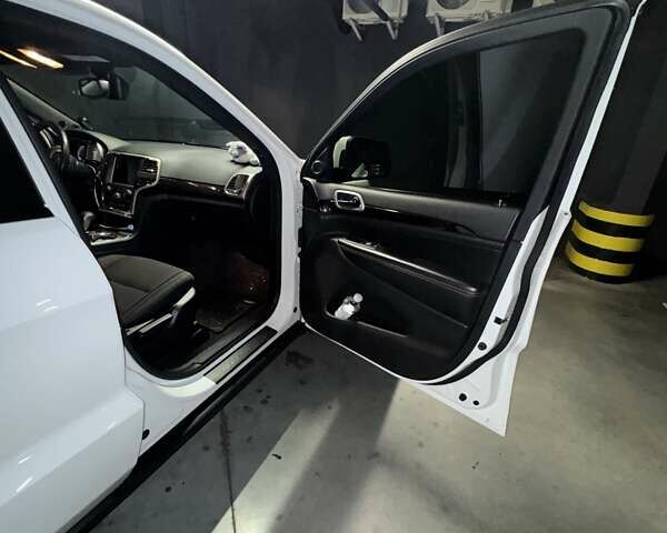 Джип Grand Cherokee 2016 у Києві на Automoto.ua Білий Джип Grand Cherokee, об'ємом двигуна 3.6 л та пробігом 246 тис. км за 20499 $, фото 13 на Automoto.ua