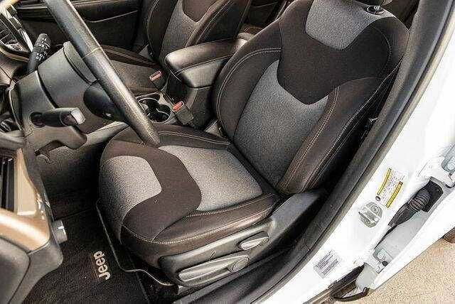 Білий Джип Grand Cherokee, об'ємом двигуна 2.4 л та пробігом 65 тис. км за 1900 $, фото 4 на Automoto.ua