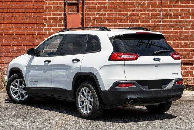 Білий Джип Grand Cherokee, об'ємом двигуна 2.4 л та пробігом 65 тис. км за 1900 $, фото 1 на Automoto.ua