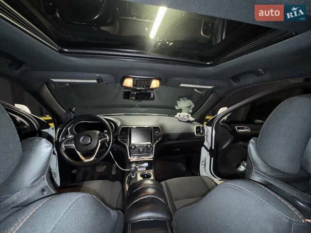 Джип Grand Cherokee 2016 у Києві на Automoto.ua Білий Джип Grand Cherokee, об'ємом двигуна 3.6 л та пробігом 246 тис. км за 20499 $, фото 17 на Automoto.ua