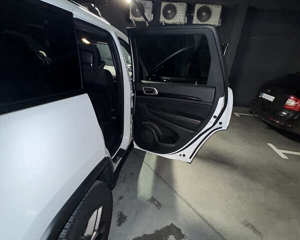 Джип Grand Cherokee 2016 у Києві на Automoto.ua Білий Джип Grand Cherokee, об'ємом двигуна 3.6 л та пробігом 246 тис. км за 20499 $, фото 12 на Automoto.ua