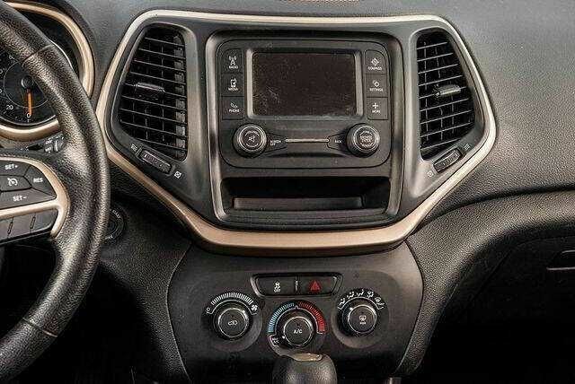 Білий Джип Grand Cherokee, об'ємом двигуна 2.4 л та пробігом 65 тис. км за 1900 $, фото 7 на Automoto.ua