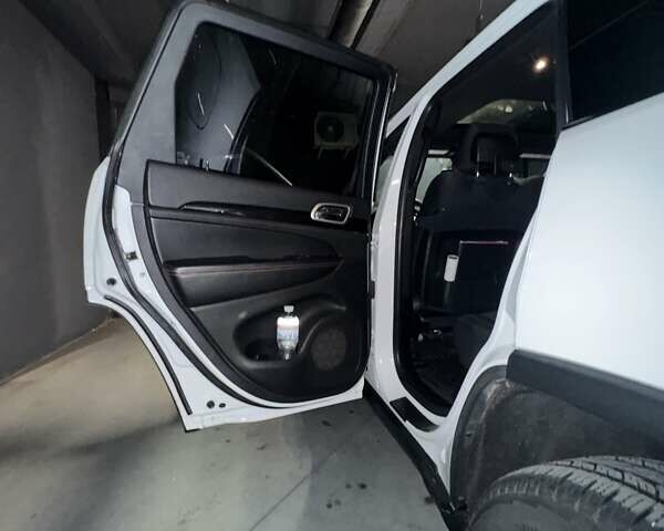 Джип Grand Cherokee 2016 у Києві на Automoto.ua Білий Джип Grand Cherokee, об'ємом двигуна 3.6 л та пробігом 246 тис. км за 20499 $, фото 11 на Automoto.ua