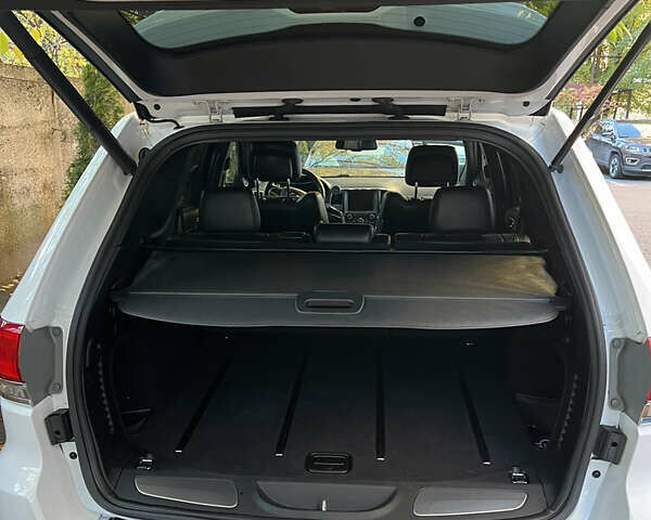 Джип Гранд Чероки 2016 в Львове на Automoto.ua Белый Джип Гранд Чероки, объемом двигателя 3.61 л и пробегом 50 тыс. км за 23800 $, фото 16 на Automoto.ua