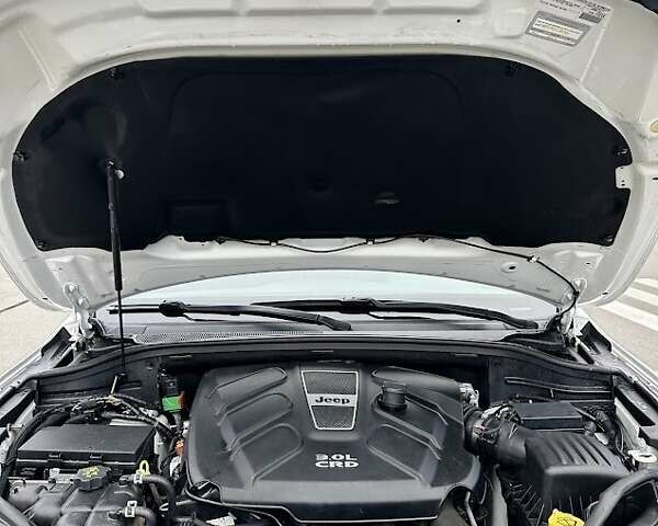 Белый Джип Гранд Чероки, объемом двигателя 3 л и пробегом 155 тыс. км за 22500 $, фото 1 на Automoto.ua