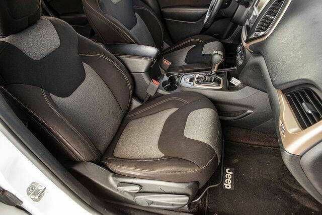 Білий Джип Grand Cherokee, об'ємом двигуна 2.4 л та пробігом 65 тис. км за 1900 $, фото 9 на Automoto.ua